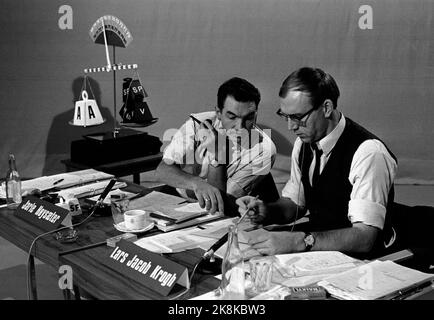 Oslo 19690907 les élections Storting 1969. Il y aura une diffusion directe à la télévision tout au long du décompte des élections parlementaires. Ici, certains des chefs de programme de la veille électorale discutent de l'émission avant la diffusion. TÉLÉVISION. Jarle Høysæter, Lars Jacob Krogh. Photo: NTB / NTB Banque D'Images