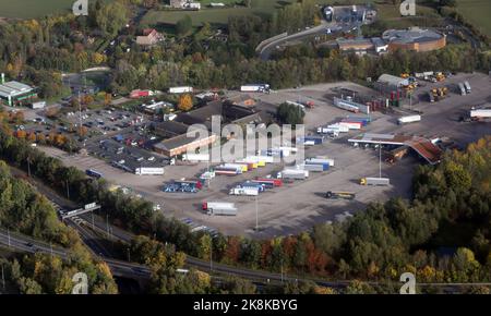 Vue aérienne de Lymm Poplar 2000 Services, une station de service d'autoroute à Lymm Interchange juste de la sortie 20 de l'autoroute M6 pour la A50 Cliff Lane Banque D'Images