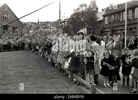 Tromsø 194607. Le roi Haakon visite Tromsø pour voir la récupération de la ville après la Seconde Guerre mondiale Une grande foule était présente avec des drapeaux norvégiens. Photo: Archives NTB / NTB Banque D'Images