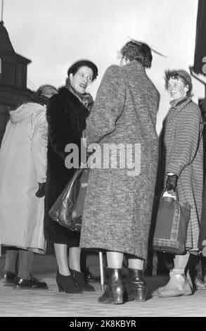 Arvika, Suède 195412. Les femmes au foyer norvégiennes ont conquis Arvika. En décembre, la ville a été envahie jusqu'à 20 bus norvégiens emballés par des femmes de ménage de Noël. Longues files d'attente de femmes au foyer dans la boutique coloniale et la boutique de jouets pour faire des achats à bon marché ce dont elles ont besoin pour Noël. Certains jours, il y a jusqu'à 6-700 femmes de shopping de Noël. Ici, nous voyons un groupe de femmes au foyer norvégiennes discuter des prix en dehors d'une entreprise à Storgatan-Qu'est-ce que cela paie pour acheter? Photo: Aage Storløkken / actuel / NTB Banque D'Images