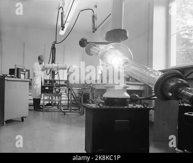 Oslo 19551015 - visite du département norvégien de recherche sur le cancer de l'Hydro. L'institut est lié à l'hôpital Radium. Cand. Réel. Johan Baarli, chef du laboratoire biophysique, prépare une expérience avec les rayons X. Une bonne partie de l'équipement de laboratoire est réalisée à l'atelier de l'institut. Recherche. Photo: Sverre A. Børretzen / actuel / NTB Banque D'Images