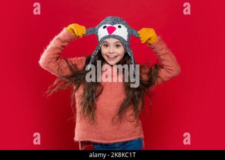 surprise teen fille vêtements chandail et chapeau de mode d'hiver en studio. mode d'hiver pour teen fille. Banque D'Images