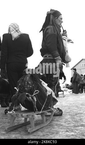 Alta, Bossekop 19520419. Bossekop- le marché, le grand marché sami célèbre qui est rassemblé chaque année au Samvirkelaget en Alberta. Ici, il y a beaucoup de la crête à proximité pour vendre des biens ménagers, de la viande de renne et du cuir. Ici, nous voyons un même qui fume le tuyau avec un berceau sur le toboggan. Photo: Sverre A. Børretzen / actuel / NTB Banque D'Images