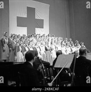 Réunion de la Croix-Rouge Oslo 19451104 dans l'auditorium. anniversaire de 80th. Chœur de chansons par des infirmières en uniforme. Le roi Haakon est présent dans le hall. Photo: Kjell Lynau / NTB Banque D'Images