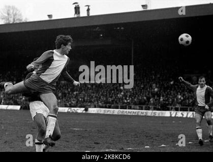 Oslo 19681027 le Lyn football Club a remporté le « Double » en 1968. Voici une photo d'action de la finale de coupe Lyn / Mjøndalen que Lyn a remporté 3-0. TÉLÉVISION. Cette année, le numéro 2 de la liste des meilleurs buteurs Ola Dybwad Olsen (Lyn) qui se dirige vers Harald 'Dutte' Berg. Photo: NTB / NTB. Banque D'Images