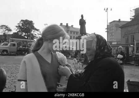 Stavanger. 101959. Une jeune vie Ullmann au théâtre Rogaland. Ici elle est représentée sur la place avec une vieille femme et Alexandre Kielland Statuen en arrière-plan. Photo: Sverre A. Børretzen / actuel / NTB Banque D'Images