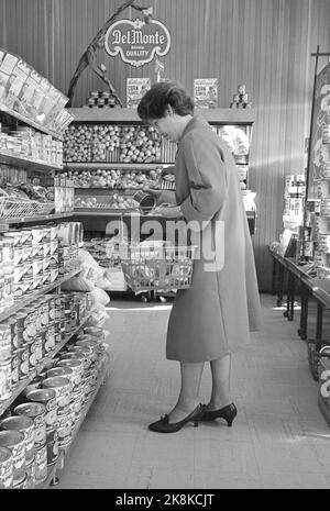 Oslo 19640912 « la bataille de la femme au foyer » la guerre des prix n'est pas effrayante! Cela ne signifie qu'une vive concurrence pour les couronnes que les consommateurs ont à leur disposition. Dans de nombreuses industries, c'est une guerre des prix. Finalement, elle a atteint l'industrie alimentaire, où il est si intensément qu'Oslo fait l'expérience de la lutte pour la femme au foyer. Femme avec chariot de commerce de la nourriture. Photo; Aage Storløkken / Ivar Aaserud / actuel / NTB Banque D'Images