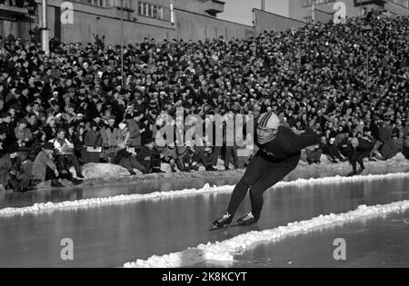 Coupe du monde Oslo 19560211 sur patins, courses rapides, à Bislett. C'était un triple russe dans l'ensemble, avec Gonsjarenko gagnant. Ici Roald AAS en action devant un public entier à Bislett. Photo: NTB / NTB Banque D'Images