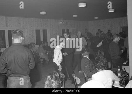 Oslo, Hvervenbukta octobre 1963 le Oslo Youth Motorsener se trouve à 13 km du centre d'Oslo. La salle de réunion, l'atelier, la piste de terrain et la salle de passe-temps sont construits avec le soutien municipal et les efforts impressionnants des garçons et des filles dans OMS. Hyggeveld avec danse et groupes jouant. Photo: Ivar Aaserud / courant / NTB Banque D'Images