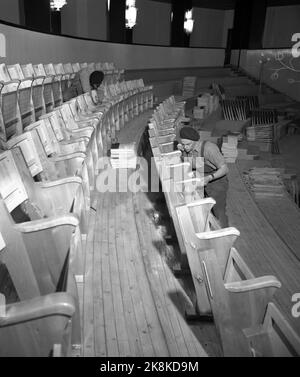 Oslo 1952-10: Après plus de 30 ans de travail et d'importants fonds, y compris de l'excédent de cinéma à Oslo, le mois prochain, Folketaytret ouvre à Youngstorget à Oslo. Voici des photos des derniers préparatifs avant les performances d'ouverture. En même temps que les acteurs ont des essais sur scène, les travailleurs en activité sont le travail de construction. Photo: Les chaises sont montées sur le balcon. Guy Krohg est responsable de la décoration artistique de la salle de théâtre. Photo: Sverre A. Børretzen / actuel / NTB Banque D'Images