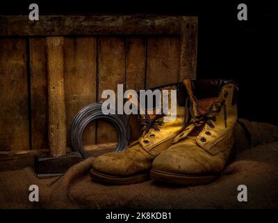 Chaussures de travail en cuir anciennes pour hommes avec objets. Encore la vie. Banque D'Images