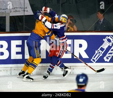 Dortmund Allemagne 19930428 A-World Cup en hockey sur glace. Quarts de finale Suède / États-Unis 5-2. Joueur suédois et américain dans les combats. Action. Photo. Calle Törnström / NTB / NTB Banque D'Images