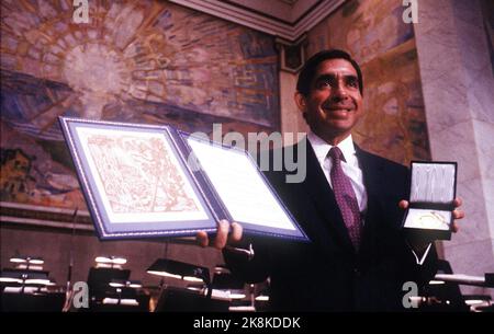 Oslo 19871210 : le Prix de la paix. Le Prix Nobel de la paix 1987 a décerné le prix Nobel de la paix au président du Costa Rica, Oscar Arias Sánchez, pour son travail en faveur de la paix en Amérique centrale. Ici Sanchez avec le prix après la cérémonie à l'Université Aula. Photo: Inge Gjellesvik / NTB / NTB Banque D'Images