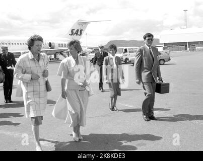 Fornebu 19870703. Crown Princess Sonja 50 ans. Ici, la princesse Benedikte du Danemark (t.v.) est accueillie par la princesse Sonja de la Couronne à Fornebu. Photo: Eystein Hanssen NTB / NTB Banque D'Images