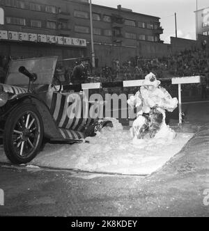 Oslo 1954 - « Parade d'automne » à Bislett. Organisé par l'Association norvégienne des acteurs et le Club des journalistes sportifs. Cinq matchs humoristiques. Deux pompiers en action avec une vieille voiture habillée. Photo: Actuel / NTB Banque D'Images