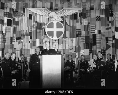 Juillet 1943. Directeur du régiment Per Dahlen pendant l'inauguration à Drammen. L'aigle allemand sur le mur derrière. Photo: Aage Kihle / NTB Banque D'Images