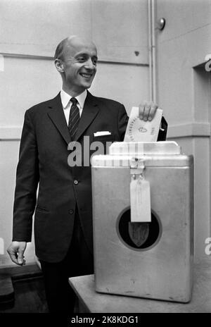 Oslo 19690907 les élections Storting 1969. Le ministre du Commerce Kåre Willoch vote. Photo: NTB / NTB Banque D'Images