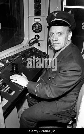 Oslo 19660427 les travaux sur la nouvelle voie de métro/tunnel dans la région d'Oslo sont en voie d'achèvement. Voici un chauffeur de métro derrière les leviers dans l'un des nouveaux trains de métro. Photo: NTB / NTB Banque D'Images