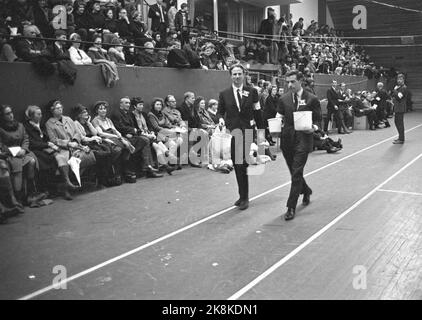 Oslo 19700411 c'était complètement à la dernière place et bien ainsi à Njårdhalen quand Billy Graham a vendu Dieu par jour. Écran de télévision. -Quand l'argent dans le seau sonne, dès que l'âme sort des ressorts de cisaillement de hareng. La collection était probablement une chose importante. Photo; Ivar Aaserud / courant / NTB Banque D'Images