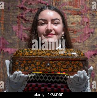 Bonhams, Londres, Royaume-Uni. 24 octobre 2022. La vente d'art indien et islamique a lieu le 25 octobre. Image: Laque ottomane rare paper-maché Pencase, Turquie, fin du 17th siècle, estimation: £30 000-40 000. Crédit : Malcolm Park/Alay Live News Banque D'Images