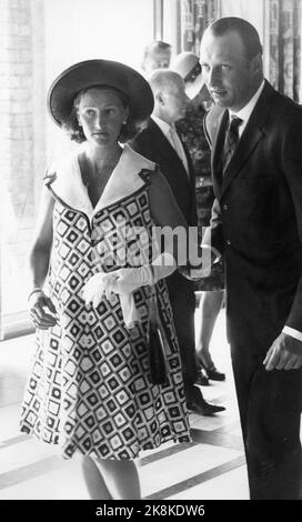 Oslo 19730702. Près de 200 invités ont été invités au déjeuner municipal d'Oslo à l'hôtel de ville en relation avec le roi Olav 70 ans. Ici, le prince héritier Harald et la princesse Sonja arrivent qui sont enceintes et attendent des enfants en juillet. Photo: NTB / Archive / NTB Banque D'Images