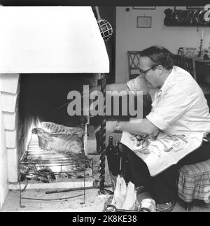 Noël Oslo 1958. Les membres Prominated de 'Press's Lutlag' ont composé une table de Noël très inhabituelle. Chaque homme a même fait le droit qu'il préférerait. La table de Noël a été agencée à la Ligjordet de la famille Leif Borthen. Ici Leif Borthen est équipé de fourchette rôtie est assis le souverain sacrificateur du journaliste Lutlagen Leif Borthen, à la chaleur et de montres sur le plat principal grillé. Photo: Aage Storløkken Current / NTB Banque D'Images