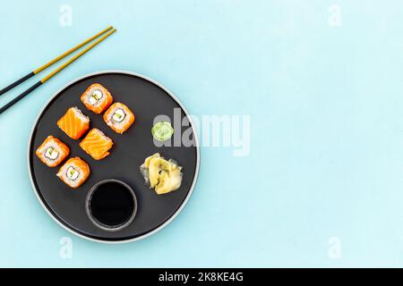 Concept de menu sushi. Ensemble de sushis avec saumon sur le plat Banque D'Images