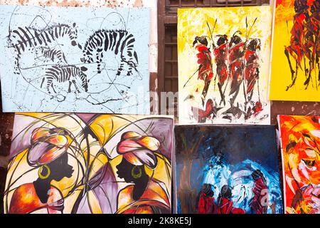 Peintures colorées à vendre dans un magasin à Zanzibar, Tanzanie, Afrique Banque D'Images