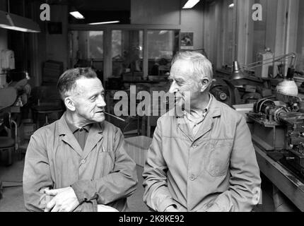 Lillehammer 1972. L'usine de tuyaux de G. Larsen à Lillehammer peut être reprise par les employés car l'usine n'est pas assez rentable pour les propriétaires. C'est le coupe-bois Gudbrand Larsen qui a commencé à fabriquer des mousses supplémentaires à Lillehammer en 1844. Les tuyaux de Lillehammer sont fortement taxés et le nom de Lillehammer a le même son pour les tuyaux que Dunhill et Barring. Ici deux des employés chaque tuyau. Photo ; actuelle / NTB Banque D'Images