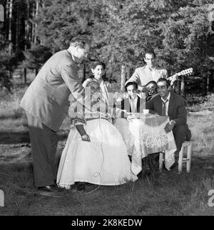 Hokksund 19590709 Norwegian National Broadcasting NRK à l'œuvre sur le terrain. Ici, le journaliste Odd Nordland a eu un groupe de tziganes / romains à Hokksund pour chanter des spectacles tziganes dans le microphone. Photo: Knoblauch / NTB / NTB Banque D'Images