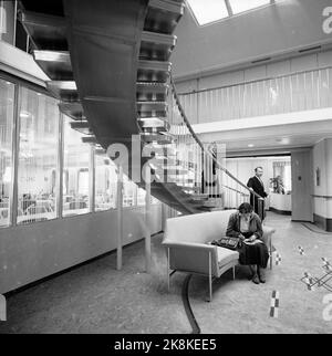 Newcastle, Angleterre, mai 1956. Le nouveau phare de la lignée norvégienne américaine, MS Bergensfjord, est préparé avant Virgo en Norvège. Voici l'escalier élégant menant au vestibule de classe 1st. Photo: Sverre A. Børretzen / actuel / NTB Banque D'Images