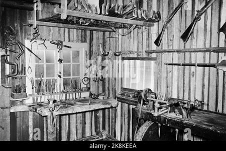 Lillehammer 19590608. Ouverture des « anciens ateliers » dans les « collections Sandvigske » à Maihaugen. Voici l'atelier de bourse. Photo: NTB Banque D'Images