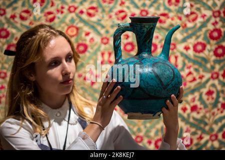 Londres, Royaume-Uni. 24 octobre 2022. Un technicien présente "une poterie peinte sous-glaçure" Perse ou Syrie, 13th/ 14th siècle (est. £6 000 - £8 000) à l'avant-première de Bonhams Islamic and Indian Art sale. 157 lots seront mis aux enchères le 25 octobre aux galeries de Bonham New Bond Street crédit: Stephen Chung / Alay Live News Banque D'Images