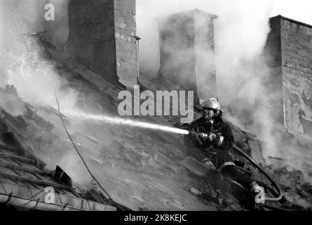 Oslo 1987-04-22: Incendie à Bygård à Oslo. Incendie dans un immeuble de six étages à Johannes Brunsgate 12 à Bislett. Personne n'a été blessé dans l'incendie. Ici, les pompiers du service des incendies d'Oslo travaillent sur l'extinction d'incendie sur le toit de la cour de la ville. Tuyau d'incendie. Photo: Morten Hvaal Banque D'Images