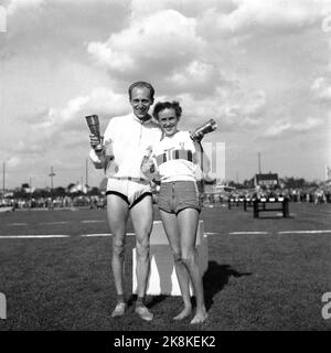 Sarpsborg 19540815 NM en athlétisme. Les trophées royaux d'Audun Boysen et d'Anne-Lise Thoresen. Ici les deux ensemble, avec les trophées. Photo: NTB / NTB Banque D'Images
