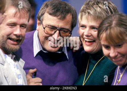 Oslo 19890911 Storting Elections 1989. SV a fait un choix de brique et est très satisfait des résultats de la nuit électorale. Un sourire Kristin Halvorsen # 2 de la droite. À la gauche d'elle Per Eggum Maueth. Photo: Jan Greve / NTB Banque D'Images