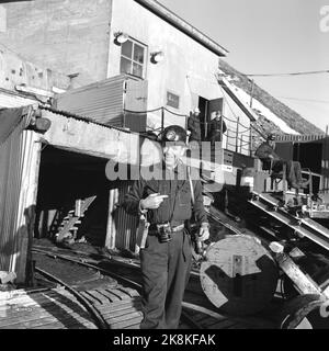 Svalbard, Longyearbyen, 1963. Exploitation minière dans la mine V, dans la montagne à Adventdalen. Le mineur est prêt pour le travail, se tient près de l'ascenseur qui les amènera à la mine, à 3 km dans la montagne. La mine V a été nommée d'après le roi Olav V, lorsqu'il a visité Longyearbyen. Photo: Aage Storløkken / actuel / NTB Banque D'Images