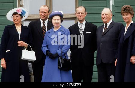 Oslo 19810507. La reine Elizabeth en Norvège à l'occasion d'une visite d'État avec son mari, le prince Philip. Le couple du Prince héritier Sonja et Harald invitent la reine Elizabeth à déjeuner à Skaugum. Par ex. La princesse Astrid Mme Ferner, le prince héritier Harald, la reine Elizabeth, le prince Philip, le roi Olav et la princesse couronne Sonja. Sourire. La reine dans un manteau et un chapeau bleus, sac et gants noirs. La princesse Astrid Mme Ferner en blanc, avait un large frein décoré de grandes fleurs, d'un manteau bleu, d'un sac blanc. Collier en perles. Photo: Erik Thorberg / NTB / NTB Banque D'Images