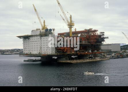 Stavanger 19801102 partie supérieure de la plate-forme pétrolière Statfjord B en construction à Rosenberg Verft. Chantier de construction avec grues d'ascenseur. Statfjord B est une plate-forme Condeep. Photo: Erik Thorberg / NTB / NTB Banque D'Images