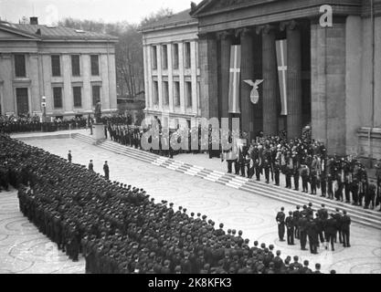 Oslo 19411102. Motif d'oiseaux sur la place de l'Université en novembre 1941. Photo: Johnsen / NTB Banque D'Images