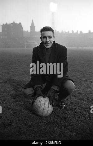 Edimbourg, Ecosse - janvier 1965 'Kniksen' Roald Jensen est devenu un footballeur professionnel en Ecosse - le club de football The Hearts. Roald 'Kniksen' Jensen '. Ici, il est seul sur le terrain de football, tient un football. Photo: Sverre A. Børretzen / actuel / NTB Banque D'Images