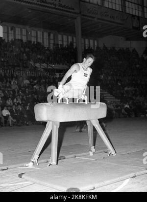 Kiel, Allemagne janvier 1960 le meilleur Turner Åge Storhaug de Norvège en action dans un cheval d'hoop lors d'une convention à Kiel. Storhaug a été champion norvégien 14 fois et champion nordique six fois. Photo: NTB / NTB Banque D'Images