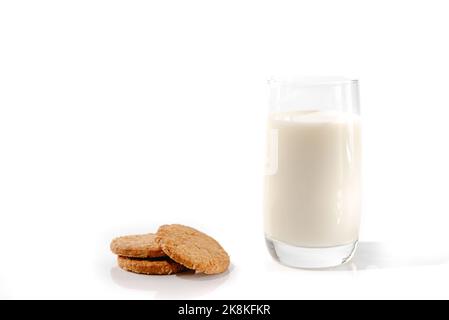 Biscuits avec un verre de lait sur fond blanc. Isoler Banque D'Images