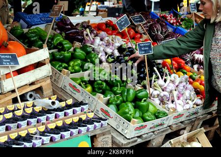 Copenhague/Danemark/.24 octobre 2022/acheteurs d'épicerie chez .fruit and légume vendor at torvhallerne dans la capitale danoise openhagen ( .photo..Francis Joseph Dean/Dean Pictures) Banque D'Images