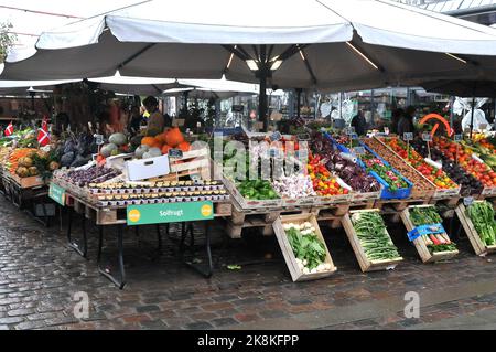 Copenhague/Danemark/.24 octobre 2022/acheteurs d'épicerie chez .fruit and légume vendor at torvhallerne dans la capitale danoise openhagen ( .photo..Francis Joseph Dean/Dean Pictures) Banque D'Images