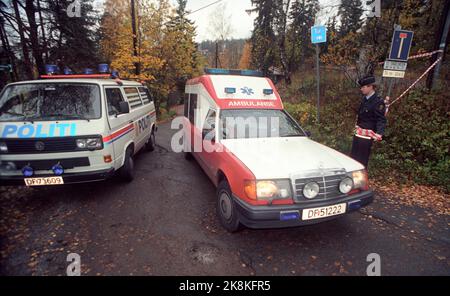 Oslo 19931011. William Nygaard, directeur de publication, a été abattu et grièvement blessé à l'extérieur de sa maison. L'ambulance est revenue sur les lieux après avoir conduit Nygaard à l'hôpital, afin que le personnel de l'ambulance prouve à la police où le crime s'est produit. NTB archive photo Jon EEG / NTB Banque D'Images