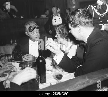 Oslo. Le restaurant arc-en-ciel. Nuit de carnaval en signe de coups de feu. L'association des écrivains tient le carnaval de l'année de tournage à Oslo pour le revenu des écrivains âgés et improductifs et des veuves d'écriture. Ici. Auteur Sigurd Hoel dans une discussion avide avec le parolier Inger Hagerup. Photo: NTB Banque D'Images