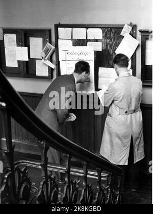 Oslo 1953; le rapport donne un aperçu de la bataille de l'église autour de la faculté privée de l'université de l'église avec le prédicateur de soufre et le professeur Dr. Philos. OLE Hallesby à l'avant-garde de l'évêque libéral Dr. Theol. Kristian Schjelderup. Les photos proviennent de la Faculté de l'Église de Saint-Olavsgate 29. Deux élèves lisent avec diligence sur le forum. Photo ; actuelle / NTB Banque D'Images