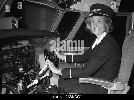 Bardufoss 8 mai 1969. Turi Widerøe a clairement son examen final en tant que compagnon sur la circulation régulière, c'est-à-dire qu'elle est approuvée comme avion de passagers. Ici, elle est dans une machine SAS et va commencer comme un second vol. Elle est la première femme pilote dans une plus grande compagnie aérienne de l'Ouest. Photo: NTB / NTB Banque D'Images