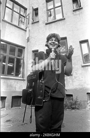 Oslo 19840828 les journalistes et les collègues de la radio locale radio Oslo seront fermés. Ici le journaliste Hege Øygarden en action sur le terrain, avec un microphone et un magnétophone. Radio locale/radio locale. Photo: Tore Skaar / NTB / NTB Banque D'Images